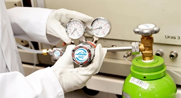Connect a REDLINE regulator to a specialty gas cylinder in laboratory